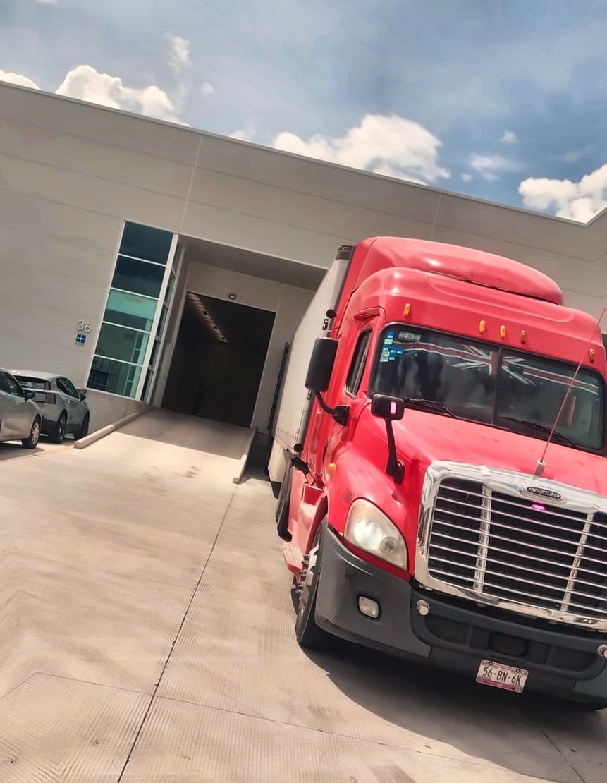 Instalaciones de almacenaje de LNX Cargo en Querétaro con acceso para tractocamión